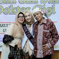 Saat sekolah, Sari juga terpilih menjadi Paskibrakan Sumatera Barat. Wanita kelahiran Sawahlunto ini juga memiliki suara yang merdu. (Foto: Instagram/@sittiashari)