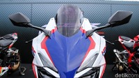Motor selanjutnya, milik peserta nomor urut 02, warna dominan putih, dengan aksen biru dan merah, pengerjaan modifikasi 7 hari.