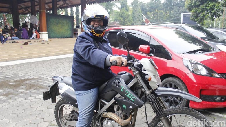 Mengenal Bu Amel, Jurnalis Perempuan Nyentrik dari Cimahi Mengenal Bu Amel, Jurnalis Perempuan Nyentrik dari Cimahi
