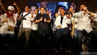 Erick Thohir dan relawan milenial Jokowi-Maruf merayakan kemenangan berdasarkan hasil hitung cepat dalam acara syukuran di The Pallas, kawasan SCBD, Jakarta Selatan, Minggu (21/4/2019).