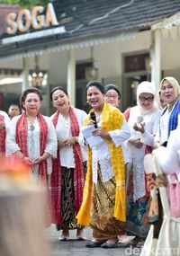 Intip Gaya Seru Iriana Jokowi, Pakai Kain Batik Berpadu Sneakers