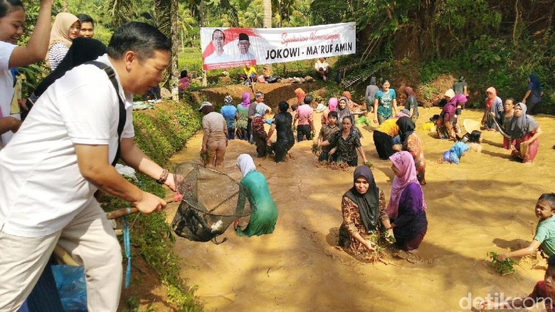 Jokowi Menang Versi Quick Count, Warga Cimaragas Ciamis Ngubyag Ikan Jokowi Menang Versi Quick Count, Warga Cimaragas Ciamis Ngubyag Ikan