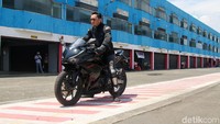 Omesh sempat berpose dengan Honda CBR 250 RR sebelum mengikuti ajang tersebut.