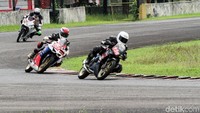 Para peserta akan menggeber motor Honda CBR di lintasan sirkuit sebanyak 6 lap.