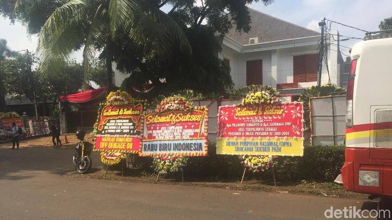 Dipenuhi Karangan Bunga, Begini Suasana Kediaman Prabowo Pagi Ini Dipenuhi Karangan Bunga, Begini Suasana Kediaman Prabowo Pagi Ini