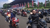 Omesh rela panas-panasan saat parade bareng ratusan bikers Honda. Foto: Ridwan Arifin