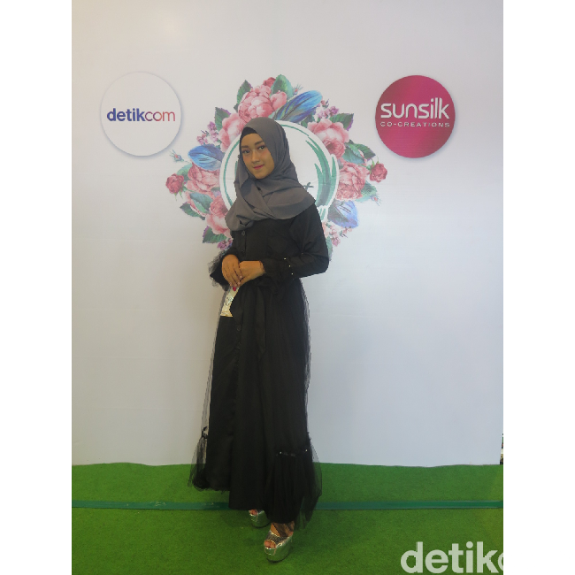 Hijabers manis ini bernama Mutia Rengganis menampilkan bakat menyanyi. Hijabers muda 15 tahun ini menyanyi lagu Atuna Tufulli dari Sabyan. (Foto: Kiki Oktaviani/Wolipop)