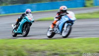 Dua orang pebalap saling kejar di ajang ndonesia CBR Race Day 2019.