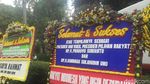 Penampakan Karangan Bunga di Kediaman Prabowo Subianto