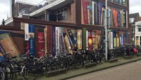 Keduanya bekerja sama untuk membuat mural sastra di apartemen di Utrecht, Belanda. Istimewa/Boredpanda.