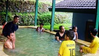 Ada juga satu kolam untuk anak-anak memiliki kedalaman setengah meter. Traveler jangan lupa mampir ke sini kalau liburan ke Kawah Ijen. (Chuk Sathu/detikcom)
