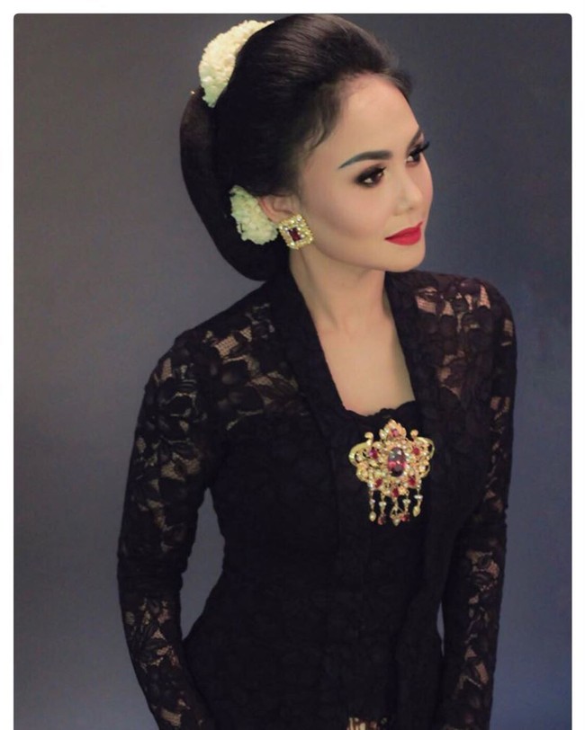 Ini penampilan ayu Yuni Shara berkebaya hitam gaya kutubaru yang dihiasi bros bergaya keraton. Ayu banget! (Foto: Instagram)