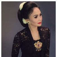 Ini penampilan ayu Yuni Shara berkebaya hitam gaya kutubaru yang dihiasi bros bergaya keraton. Ayu banget! (Foto: Instagram)