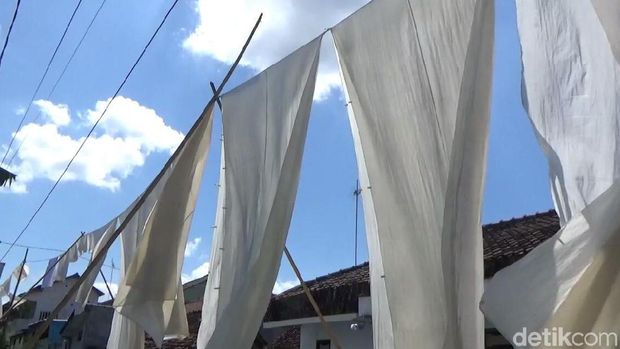 Kain kafan dijemur setinggi 5 meter
