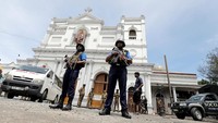 Tentara dan polisi Sri Lanka menjaga ketat Gereja St Anthony pasca ledakan bom. Reuters/Dinuka Liyanawatte.
