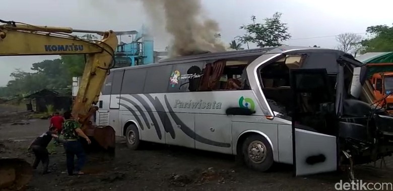 Dievakuasi, Bus Pelajar Tabrak Pohon di Sukabumi Keluarkan Asap Dievakuasi, Bus Pelajar Tabrak Pohon di Sukabumi Keluarkan Asap