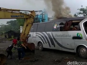 Dievakuasi, Bus Pelajar Tabrak Pohon di Sukabumi Keluarkan Asap