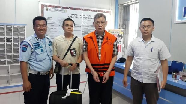 Eks anggota DPRD Sumut, Sonny Firdaus (rompi oranye).