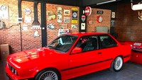 Tercatat ada BMW E30 berwarna merah, Mini Cooper mirip kepunyaan tokoh Mr.Bean, hingga Ford Mustang pun dimilikinya.  Foto: Screenshot Instagram Andre Taulany