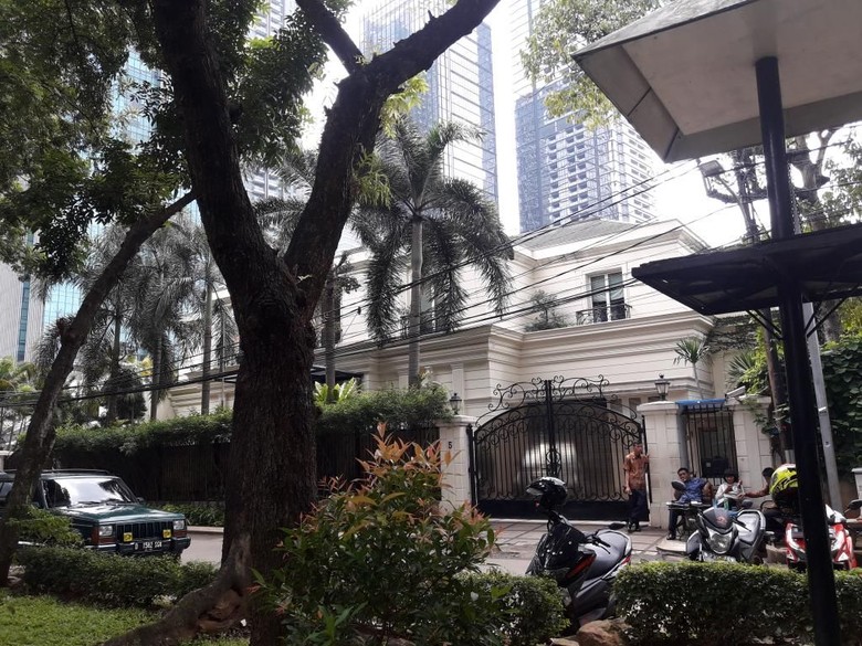 Beda dengan Rumah Prabowo, Tak Ada Karangan Bunga di Kediaman Sandiaga Beda dengan Rumah Prabowo, Tak Ada Karangan Bunga di Kediaman Sandiaga