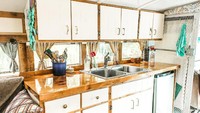 Ini adalah dapurnya, benar-benar meinggalkan kesan bus untuk mengangkut para kriminal. Istimewa/Dwell/Rachel Halsey Photography.