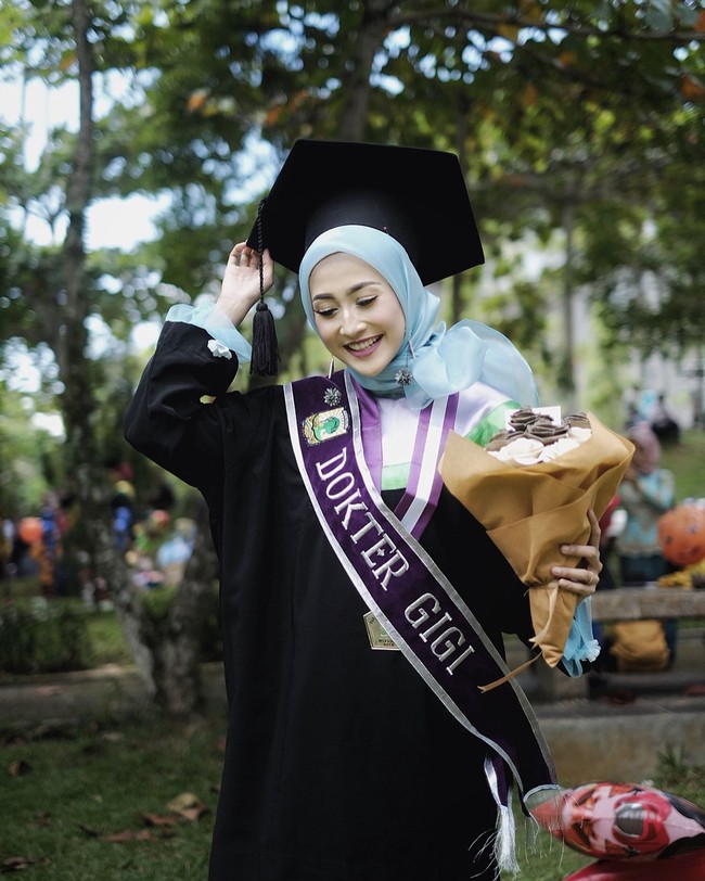 Lulusan Universitas Andalas ini juga menekuni bidang modeling. Memiliki tinggi 171 cm, wanita yang akrab disapa Sari ini kerap digandeng menjadi model busana muslim. (Foto: Instagram/@sittiashari)