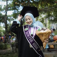 Lulusan Universitas Andalas ini juga menekuni bidang modeling. Memiliki tinggi 171 cm, wanita yang akrab disapa Sari ini kerap digandeng menjadi model busana muslim. (Foto: Instagram/@sittiashari)