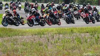 Bukan balapan, mereka melakukan parade untuk meramaikan Indonesia CBR Race Day 2019.