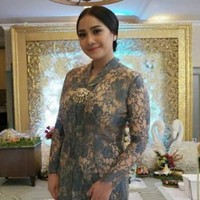 Kebaya model kartini berwarna abu-abu menjadi pilihan Nagita Slavina. Selamat Hari Kartini untuk semua wanita di Indonesia, tulis istri dari Raffi Ahmad itu. (Foto: Instagram)
