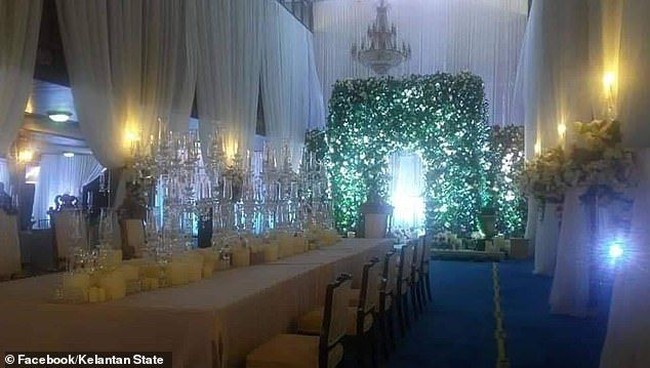 Di bulan November, kakak dari Tengku Muhammad Faiz Petra, Sultan Muhammad yang berusia 49 tahun menjadi pembicaraan ketika ia menikahi mantan Miss Moscow, dan model seksi, Oksana Voevodina yang berusia 25 tahun. (Foto: Facebook/Kelantan State)