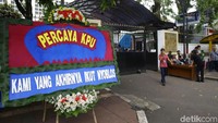 Salah satu karangan bunga yang dikirim bertuliskan Percaya KPU.