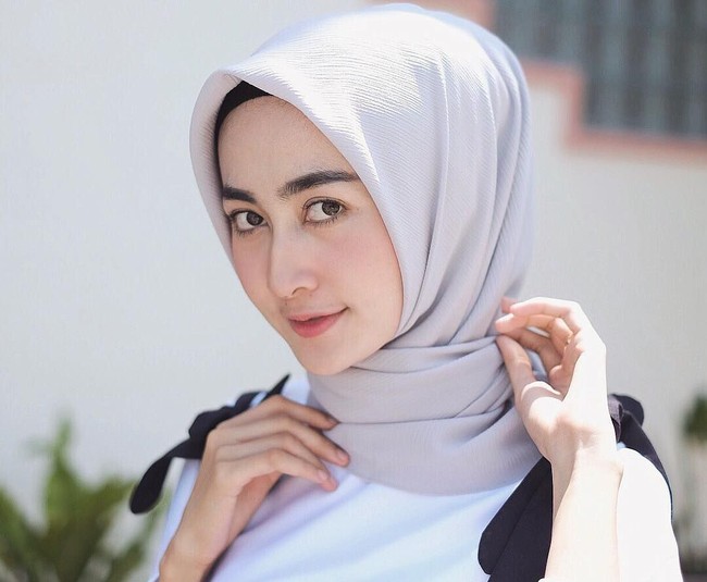 Di kesehariannya, Sari memiliki gaya hijab yang sederhana. Warna-warna cerah menjadi favoritnya. Gaya hijab segi empat serta anting-anting menjadi ciri khas penampilannya. (Foto: Instagram/@sittiashari)