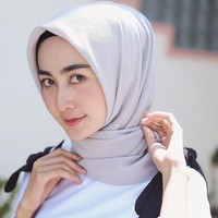 Di kesehariannya, Sari memiliki gaya hijab yang sederhana. Warna-warna cerah menjadi favoritnya. Gaya hijab segi empat serta anting-anting menjadi ciri khas penampilannya. (Foto: Instagram/@sittiashari)