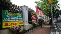 Salah satu karangan bunga dikirim oleh JB Design & Build.
