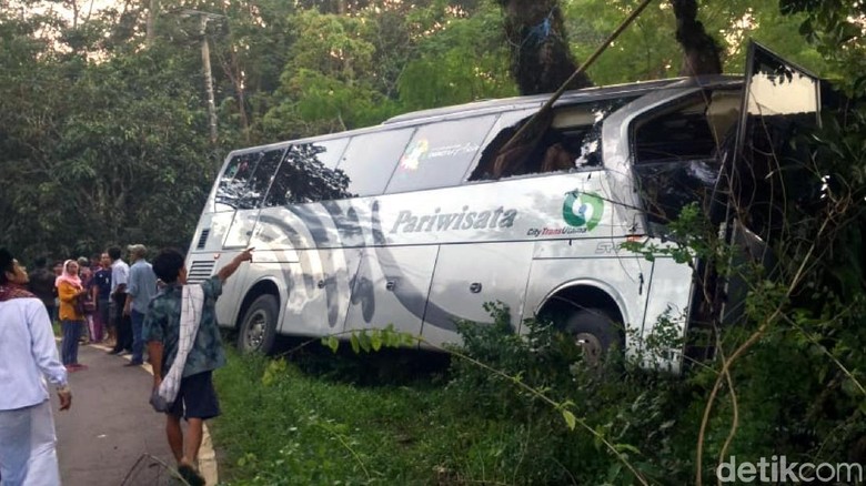 Bus Muatan Pelajar Tabrak Pohon di Sukabumi, 2 Korban Tewas Terjepit Bus Muatan Pelajar Tabrak Pohon di Sukabumi, 2 Korban Tewas Terjepit