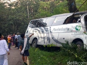 Bus Muatan Pelajar Tabrak Pohon di Sukabumi, 2 Korban Tewas Terjepit