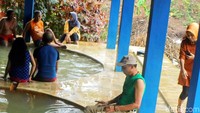 Pengunjung biasanya memanfaatkan kolam sebelah kanan atau timur untuk berendam. Air panasnya dipercaya mampu mengobati berbagai macam penyakit. (Chuk Sathu/detikcom)