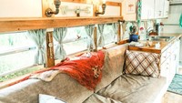 Ini adalah ruang tamu, yang dilengkapi dengan sofa buatan sendiri. Di seberang sofa ada tungku dan perapian. Istimewa/Dwell/Rachel Halsey Photography.