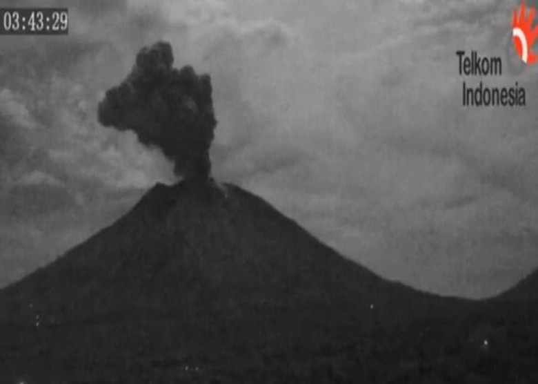 Dampak Gunung Agung Erupsi, Hujan Abu Turun di Sejumlah Lokasi Dampak Gunung Agung Erupsi, Hujan Abu Turun di Sejumlah Lokasi