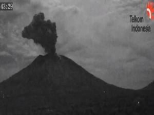 Dampak Gunung Agung Erupsi, Hujan Abu Turun di Sejumlah Lokasi