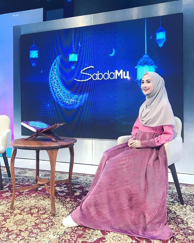 Tak hanya cantik, rupanya juga pintar berakting. Tahun 2015, Sari juga pernah membintangi film berjudul Maha Cinta Laila. Kini, ia pun membintangi sejumlah FTV di layar kaca. (Foto: Instagram/@sittiashari)