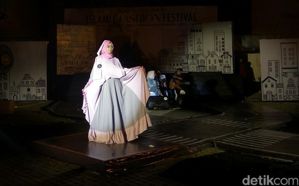Busana muslimah yang dipakai para model tersebut dibuat oleh sejumlah desainer Aceh. Mereka mengambil konsep islami sesuai dengan Tanah Rencong yang menerapkan syariat Islam. (Agus Setyadi/detikcom) Busana muslimah yang dipakai para model tersebut dibuat oleh sejumlah desainer Aceh. Mereka mengambil konsep islami sesuai dengan Tanah Rencong yang menerapkan syariat Islam. (Agus Setyadi/detikcom)
