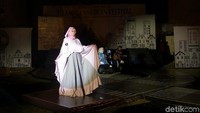 Busana muslimah yang dipakai para model tersebut dibuat oleh sejumlah desainer Aceh. Mereka mengambil konsep islami sesuai dengan Tanah Rencong yang menerapkan syariat Islam. (Agus Setyadi/detikcom)
