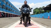 Omesh mengikuti bikers parade dengan menggunakan Honda CBR 250 RR.