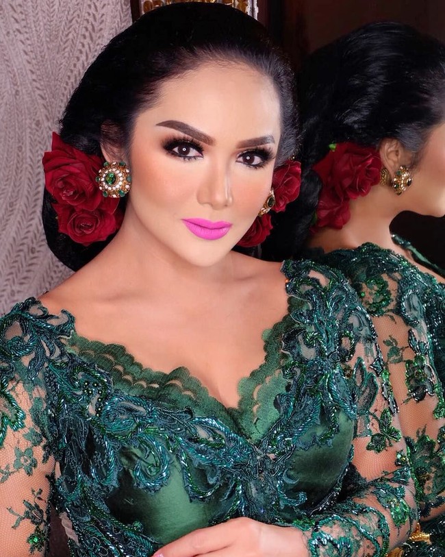 Sementara itu, Krisdayanti alias KD memilih kebaya hijau penuh brokat yang menawan. Ia menyempurnakan gayanya dengan konde berbunga mawar merah dan pulasan lipstik berwarna pink terang. (Foto: Instagram)