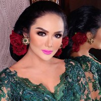 Sementara itu, Krisdayanti alias KD memilih kebaya hijau penuh brokat yang menawan. Ia menyempurnakan gayanya dengan konde berbunga mawar merah dan pulasan lipstik berwarna pink terang. (Foto: Instagram)