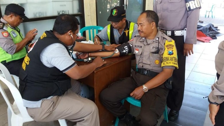 Aparat dan Petugas Rekapitulasi di Surabaya Mendapat Pemeriksaan Medis Aparat dan Petugas Rekapitulasi di Surabaya Mendapat Pemeriksaan Medis