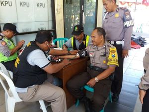 Aparat dan Petugas Rekapitulasi di Surabaya Mendapat Pemeriksaan Medis
