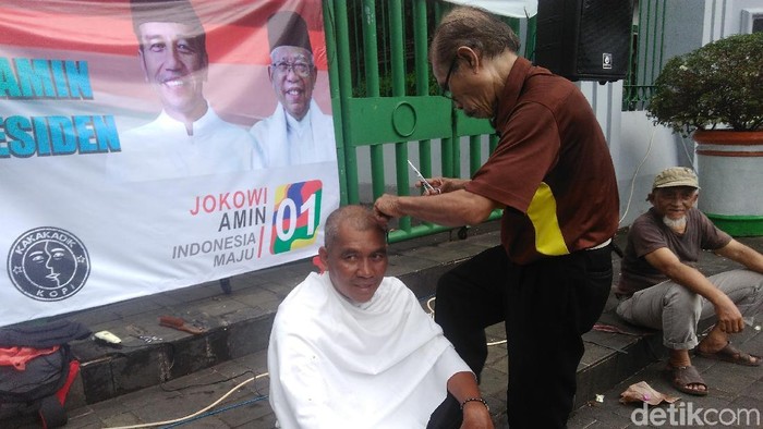 Jokowi Menang QC, Relawan Gelar Cukur Gratis di Tugu Proklamasi