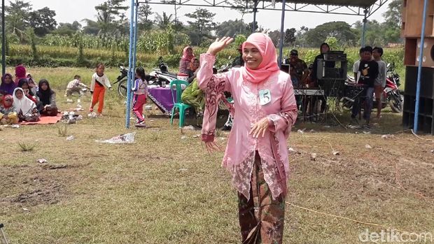 Warga Desa Waringin Jenggot, Balapulang, Kabupaten Tegal merayakan Hari Karini. 